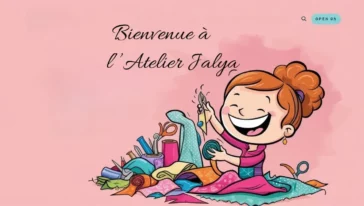 un dessin d'une dame qui sourit à l'ouverture de son site internet, entourée de son matériel de couture