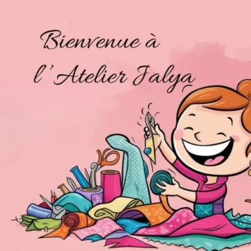 un dessin d'une dame qui sourit à l'ouverture de son site internet, entourée de son matériel de couture