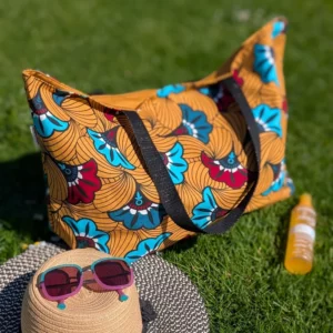 Sac de plage XXL sur le théme tanzanie fond jaune curry avec de grosses fleurs rouge et turquoise